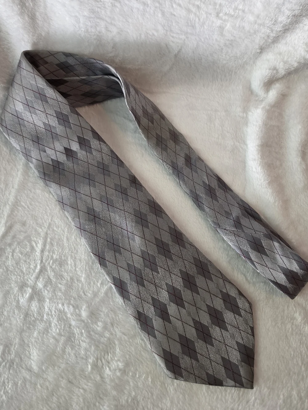 Vintage Geoffrey Beene Mens 100% Silk Necktie Silver Gray Red Diamond Argyle Tie